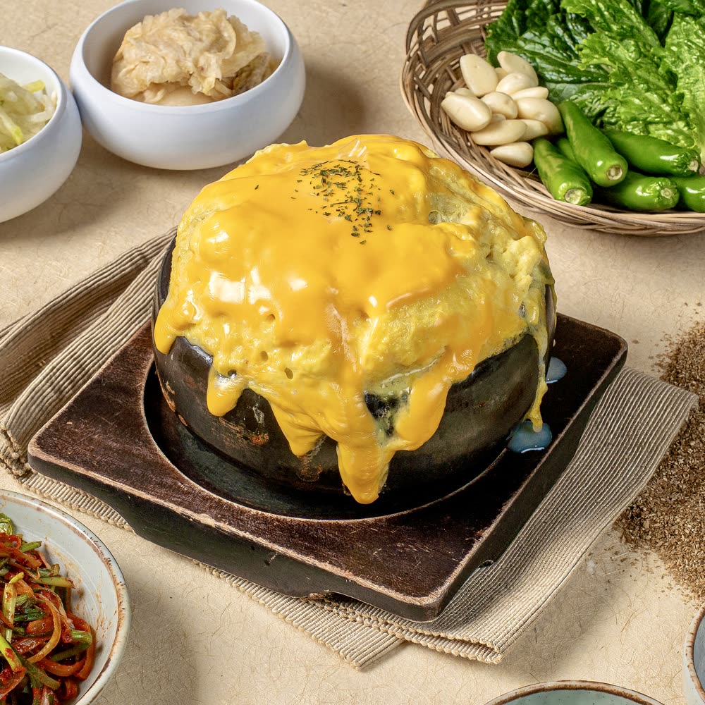 폭탄 치즈 계란찜 Bomb Cheese Steamed Egg — 산솔 신사본점 곁들임류 · Sansol Sinsa Korean BBQ menu (サムギョプサル · 烤肉)