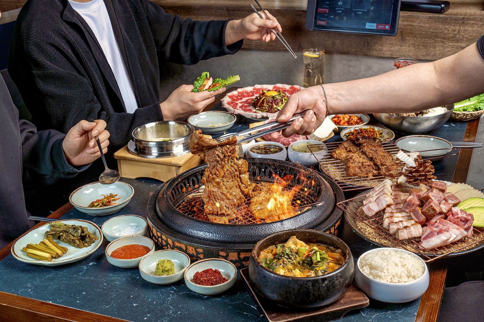 산솔 신사본점 숙성 돼지구이 한 상 2 — aged pork Korean BBQ (サムギョプサル · 烤肉) at Sansol near Sinsa Station, Seoul