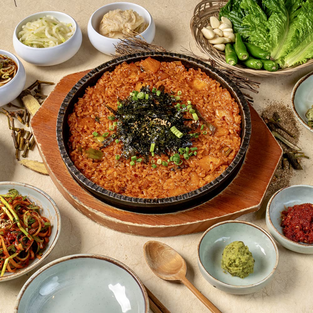 깍두기 볶음밥 (2인분) Kkakdugi Fried Rice (Serves 2) — 산솔 신사본점 곁들임류 · Sansol Sinsa Korean BBQ menu (サムギョプサル · 烤肉)