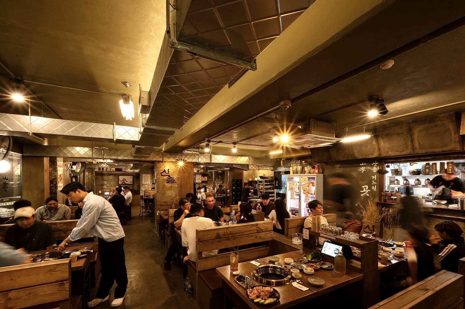 산솔 신사본점 매장 3 — Sansol Korean BBQ restaurant in Jamwon-dong, Sinsa, Seoul (storefront, interior and dining room)