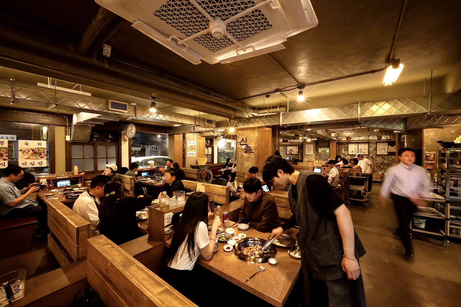 산솔 신사본점 매장 4 — Sansol Korean BBQ restaurant in Jamwon-dong, Sinsa, Seoul (storefront, interior and dining room)