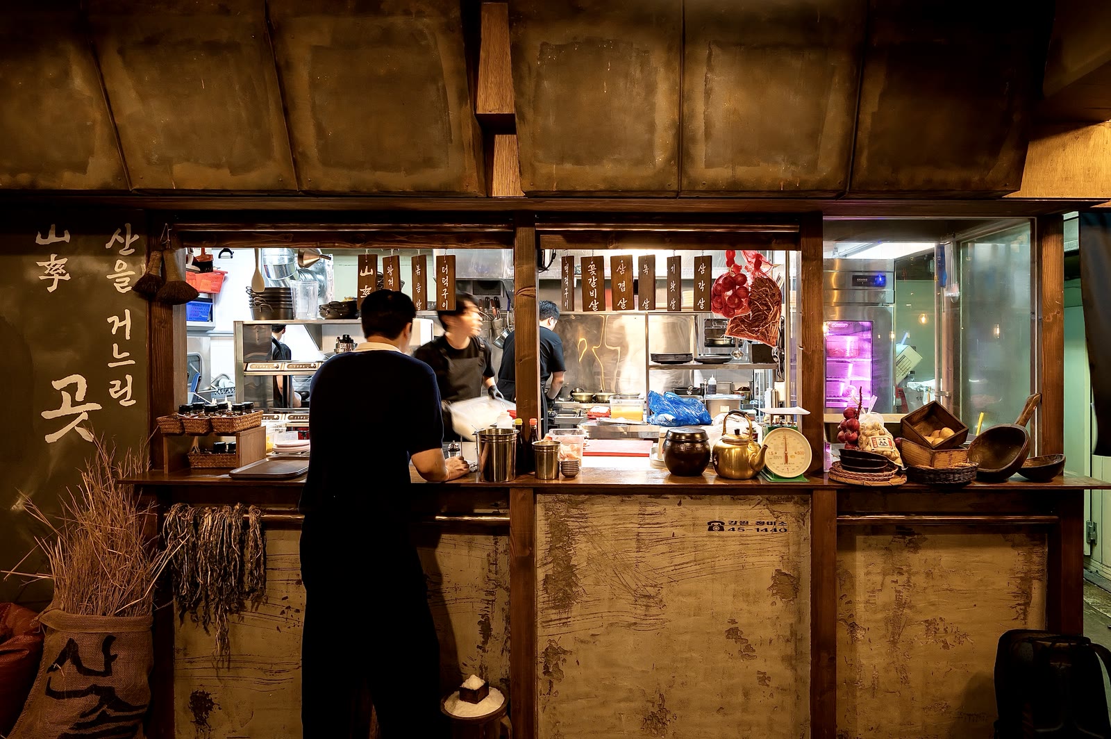 산솔 신사본점 매장 5 — Sansol Korean BBQ restaurant in Jamwon-dong, Sinsa, Seoul (storefront, interior and dining room)