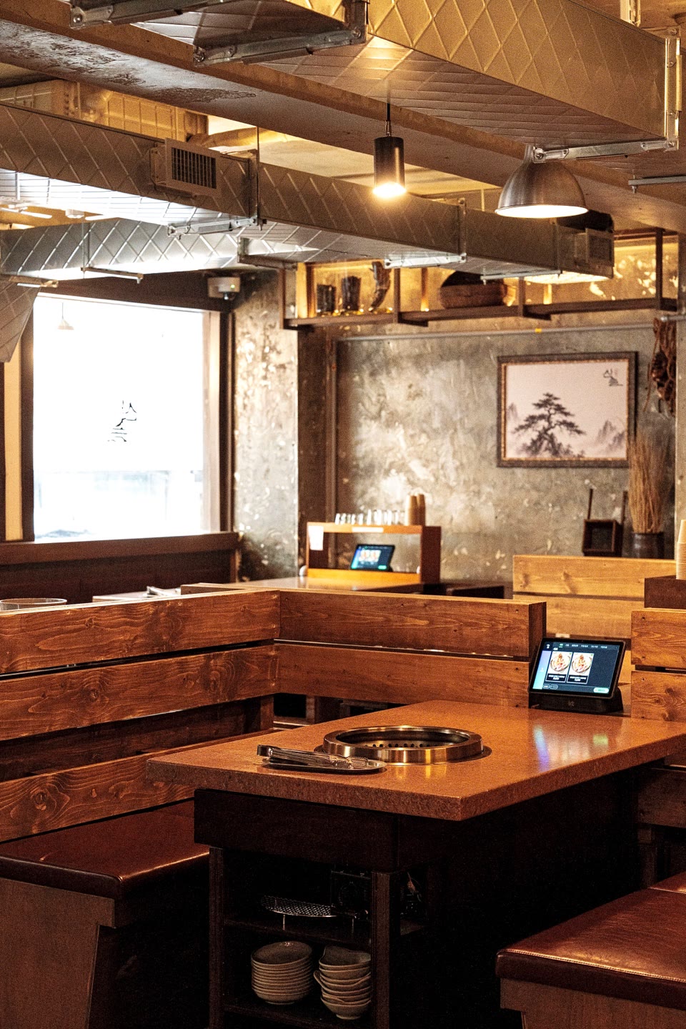 산솔 신사본점 매장 7 — Sansol Korean BBQ restaurant in Jamwon-dong, Sinsa, Seoul (storefront, interior and dining room)